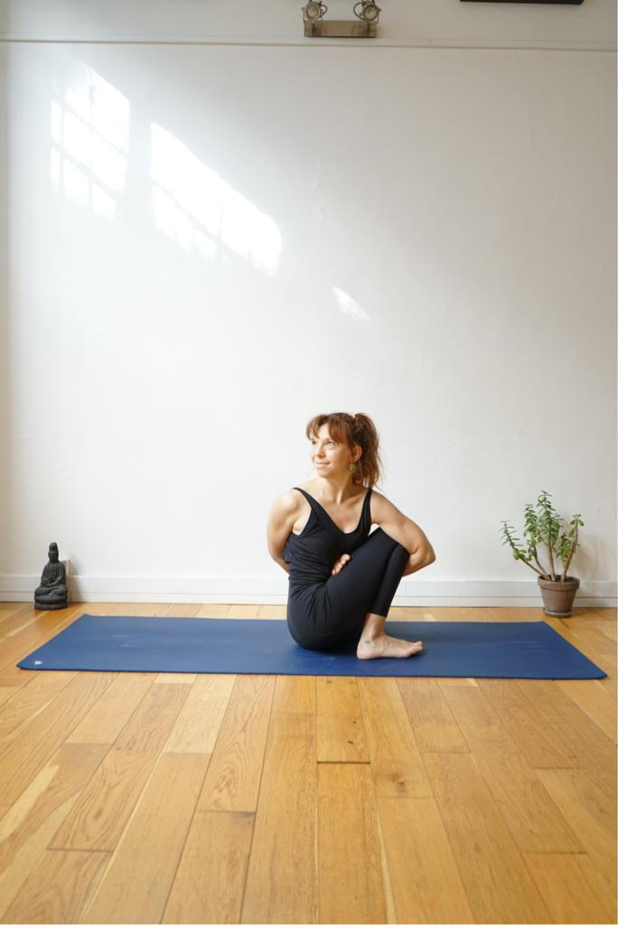 yogi en lotus position du lotus